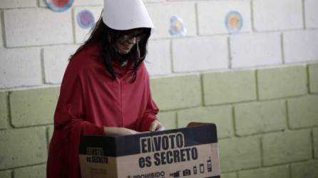 Una mujer del colectivo feminista “Somos Nuestras”, vestida con los trajes de la novela “The Handmade's Tales”, vota durante la segunda ronda de las elecciones presidenciales, en San José (Costa Rica). EFE