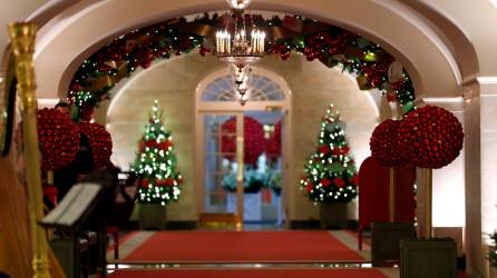El tema para la decoración navideña de este año en la Casa Blanca es “magia, maravilla y alegría”. /AFP.