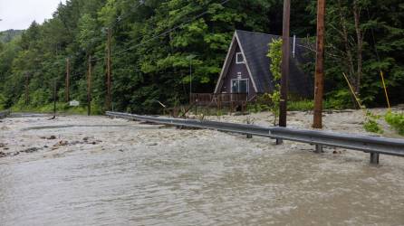 El noreste de EEUU se mantiene este martes bajo amenaza de inundaciones, que ocasionaron esta semana la muerte de una mujer en Nueva York y que tiene en riesgo de desbordamiento a varias represas en Vermont, advirtieron las autoridades.