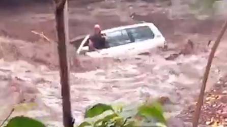 Imagen del video del hombre que saltó del vehículo.