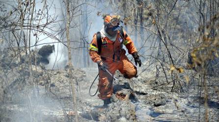 Un miembro del Cuerpo de Bomberos de Honduras trabaja en el combate de un incendio en el Parque Nacional La Tigra, en Tegucigalpa.