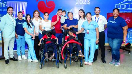 <b>Autoridades locales de la Teletón, equipo médico, pacientes y padres de familia en el lanzamiento en SPS.</b>