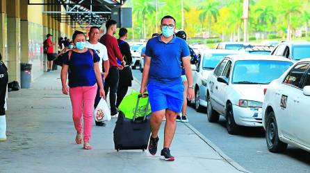 Personas vuelven a la ciudad tras el descanso de Semana Santa vía la Gran Central Metropolitana de San Pedro Sula.