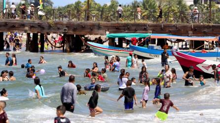 Las hermosas playas de Tela fueron muy visitadas pot vacacionistas de diferentes sectores del país y del extranjero, así como otros sitios turísticos del litoral atlántico. Fotos: Esaú Ocampo.