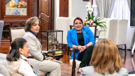 La presidenta del Cohep, Anabel Gallardo, en la reunión con la presidenta de Honduras, Xiomara Castro.