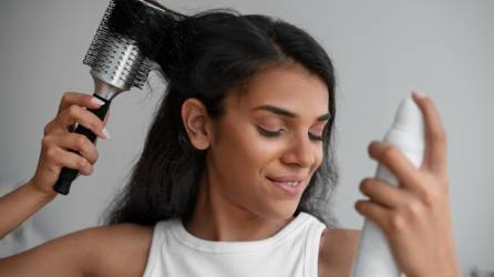 No rocíes aerosoles de brillo, aerosoles fijadores ytexturizantes, estos puede dejar el cabello más seco.