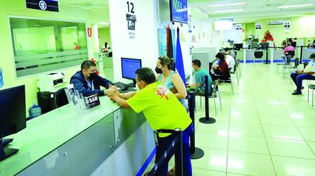 La oficina del SAR en SPS cuenta con 24 ventanillas para diferentes servicios. Foto: M. Cubas.