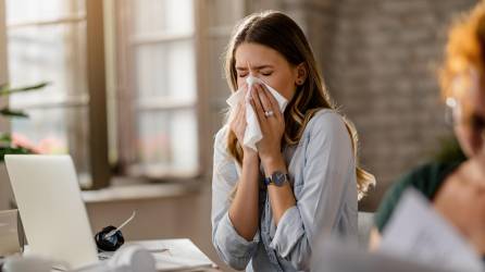 Evite exponerse a los alergenos que ya conoce, como el polvo, olores fuertes, detergentes y polen.