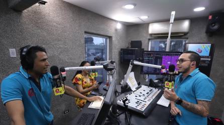 Cabina de Power Fm, en La Gozadera.