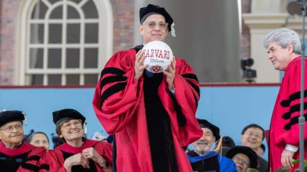 Tom Hanks también recibió una pelota de voleibol, un regalo del presidente de Harvard, Lawrence Bacow.