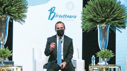 Comparecencia. El presidente del BCH disertó en el conversatorio con la participación de varios sectores en el marco del Bicentenario.