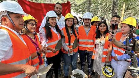 Autoridades locales y departamentales realizaron el acto simbólico de colocación de la primera piedra de la Casa de la Juventud en Santa Rosa de Copán, en el occidente de Honduras.