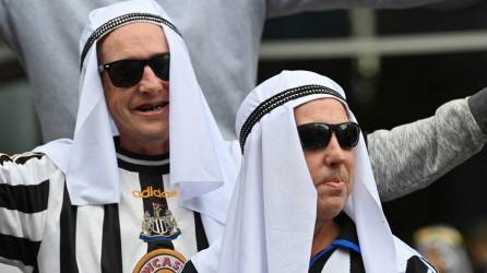 Los aficionados del Newcastle acuden a los partidos disfrazados con indumentaria árabe.