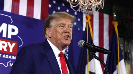 El candidato presidencial republicano, el expresidente Donald Trump, habla en un evento de campaña de compromiso con el caucus en el bar Whiskey River el 2 de diciembre de 2023 en Ankeny, Iowa.