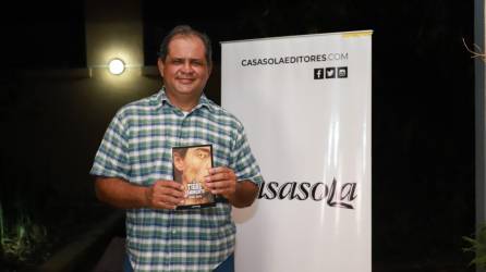 Escritor. Dennis Arita muestra con orgullo su libro “El tigre hambriento”.