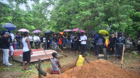 La joven estudiante de enfermería Saylee Yankel Martínez fue sepultada la tarde de ayer en Corozal, en medio de la consternación y el dolor de familiares y amigos.