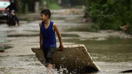 Más de 200 personas de unas siete colonias de La Lima se vieron obligadas a abandonar sus hogares por temor a las inundaciones que avanzan lentamente hacia sus casas.