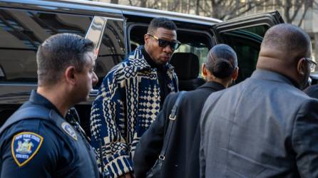 El actor Jonathan Majors llega con su novia Meagan Good para recibir sentencia en su caso de abuso doméstico en el Tribunal Penal de Manhattan el 8 de abril de 2024 en la ciudad de Nueva York.