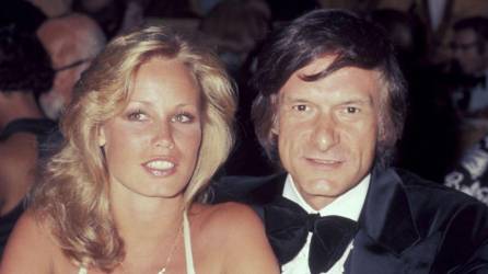 Sondra Theodore con Hugh Hefner en una foto de archivo.