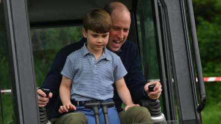 Los príncipes de Gales, William y Kate, junto con sus tres hijos, George, Charlotte y Louis, colaboraron este lunes con un grupo de Scouts en Slough (Inglaterra), dentro de una campaña para promover el voluntariado que impulsa el Palacio de Buckingham con motivo de la coronación de Carlos III.