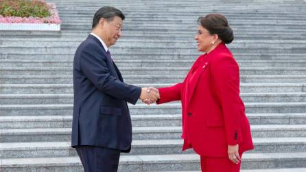 El presidente de China, Xi Jinping, y la mandataria hondureña, Xiomara Castro, durante un encuentro diplomático en Pekín.