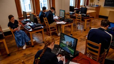 La pandemia obligó a los Bruderhof a permitir laptops para estudiantes. La Academia Mount, en Esopus, NY.