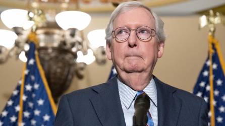 El senador republicano Mitch McConnell permanecerá hospitalizado tras sufrir una caída en una cena privada.