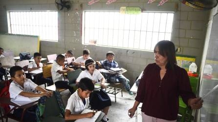 Maestra viaja a diario de Copán a SPS para dar clases desde hace 23 años