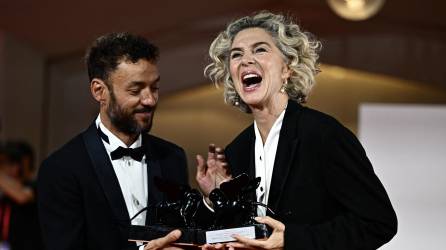 Margarita Rosa De Francisco al momento de recibir su premio en el Festival de Venecia.