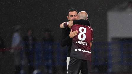 El abrazo entre Xavi e Iniesta en el partido amistoso.