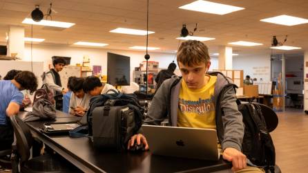 Alumnos en Khan Lab School, un plantel en California, usan un bot de tutoría desarrollado por Khan Academy.