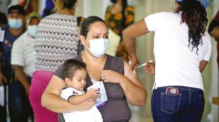 inmunización. Una madre recibe su vacuna en la terminal de buses de San Pedro Sula.