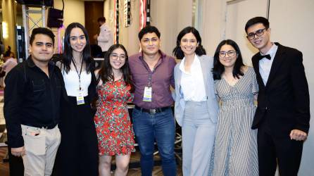 La Universidad Católica de Honduras con sede en SPS (UNICAH), ha llevado a cabo un Congreso de Ingeniería Civil en el Club Hondureño Árabe, el cual se tituló “Cambios Constructivos que impactan en la calidad de vida”. Los ingenieros civiles que expusieron fueron: Hermes Paz, Óscar Corbera, Jorge Bueso, Jorge Alberto Sánchez; Gervy Inestroza, Orlando José Avendaño y Javier García. Quienes expusieron sobre temas de relevancia para la actualidad del profesional en esta carrera. En la foto posan: Óscar Lagos, Susan Guzmán, Ashly Sabillón, Johnaster Guzmán, Laura Álvarez, Larissa Girón y Jairo Paz