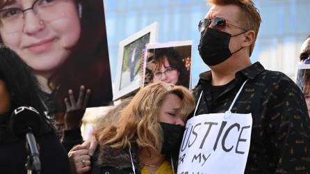 Soledad Peralta y Juan Pablo Orellana Larenas, padres de la joven de 14 años que murió en un tiroteo de la LAPD el pasado jueves.