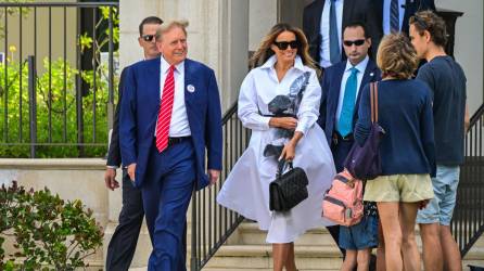 Trump y Melania saludaron a a otros votantes tras salir del colegio electoral.