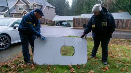 Agentes del NSTB encontraron la ventanilla que cayó de un avión de Alaska Airlines en Portland.