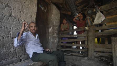 José Paulo Claros (de 70 años), habitante del Oreganal, sembrará maíz y frijol en agosto, pero si la sequía se intensifica se quedará sin alimentos. Fotos: Héctor Edú