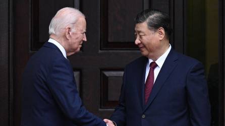 El presidente estadounidense Joe Biden estrecha la mano al presidente de China, Xi Jinping.