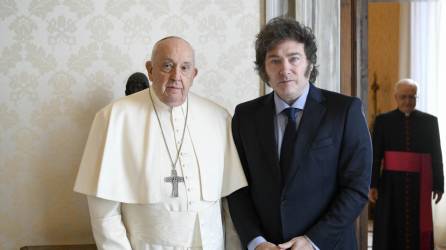 Milei y el Papa Francisco sostuvieron su primera reunión oficial en el Vaticano.