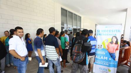 Los solicitantes de pasaportes hacen largas filas afuera de la oficina regional del INM ubicada en la colonia Universidad.