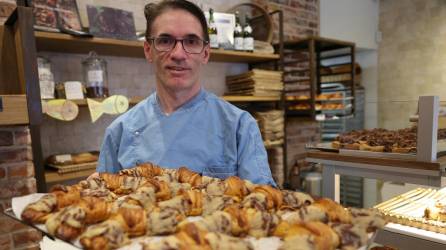 Stéphane Louvard con unos crookies: croissants rellenos de masa para galletas.