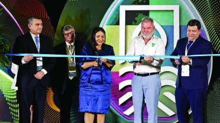 Karo Mikaelian, Laura Suazo, Roberto Contreras y Luis Valle de Anavih cortan el listón inaugural. Foto: Yoseph Amaya