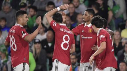 Marcus Rashford celebrando con sus compañeros del Manchester United el gol del triunfo.