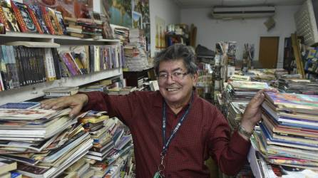 Tiene una silla donde descansa y lee mientras los peatones se detienen a leer sus libros; hay tanto nuevos como usados y de diversos géneros. Foto: Héctor Cantarero.