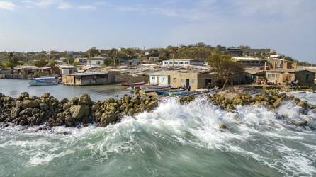 Cada año el nivel del mar sube y se traga a cuentagotas la bahía de <b>Cartagena</b>. Las calaveras expuestas de un cementerio arrasado por las olas son una prueba de los efectos del calentamiento global en la ciudad más turística de Colombia, que podría quedar parcialmente bajo el agua este siglo.