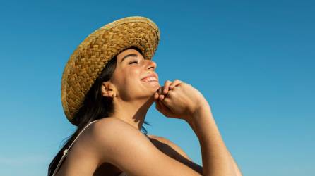 Los expertos están de acuerdo en que la mejor y única forma de proteger a la piel expuesta del sol es usar un protector solar de amplio espectro con un FPS de 30 o más, incluso los días nublados.