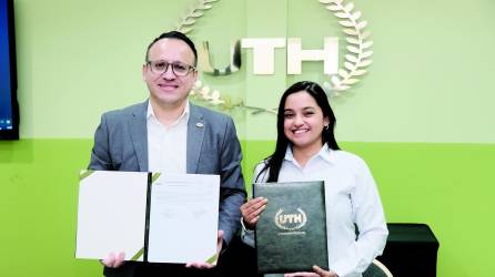 Autoridades de UTH y Coficab tras la firma de convenio.