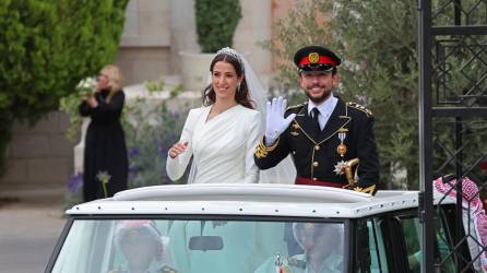El príncipe heredero Hussein y su esposa, la ahora princesa, Rajwa al-Seif saludan a la multitud que asistió a la boda real jordana.