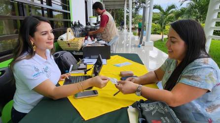 Una emprendedora de Ocotepeque legaliza su marca durante la feria de registro para comercializar café en el occidente de Honduras.