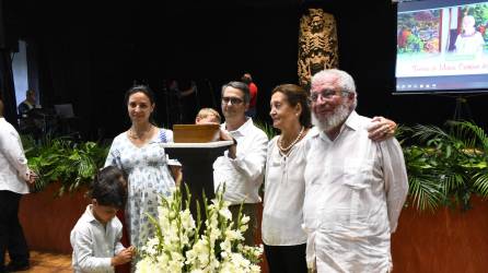 La familia Pastor de María y Campos junto a las cenizas de Teresa Campos de Pastor.